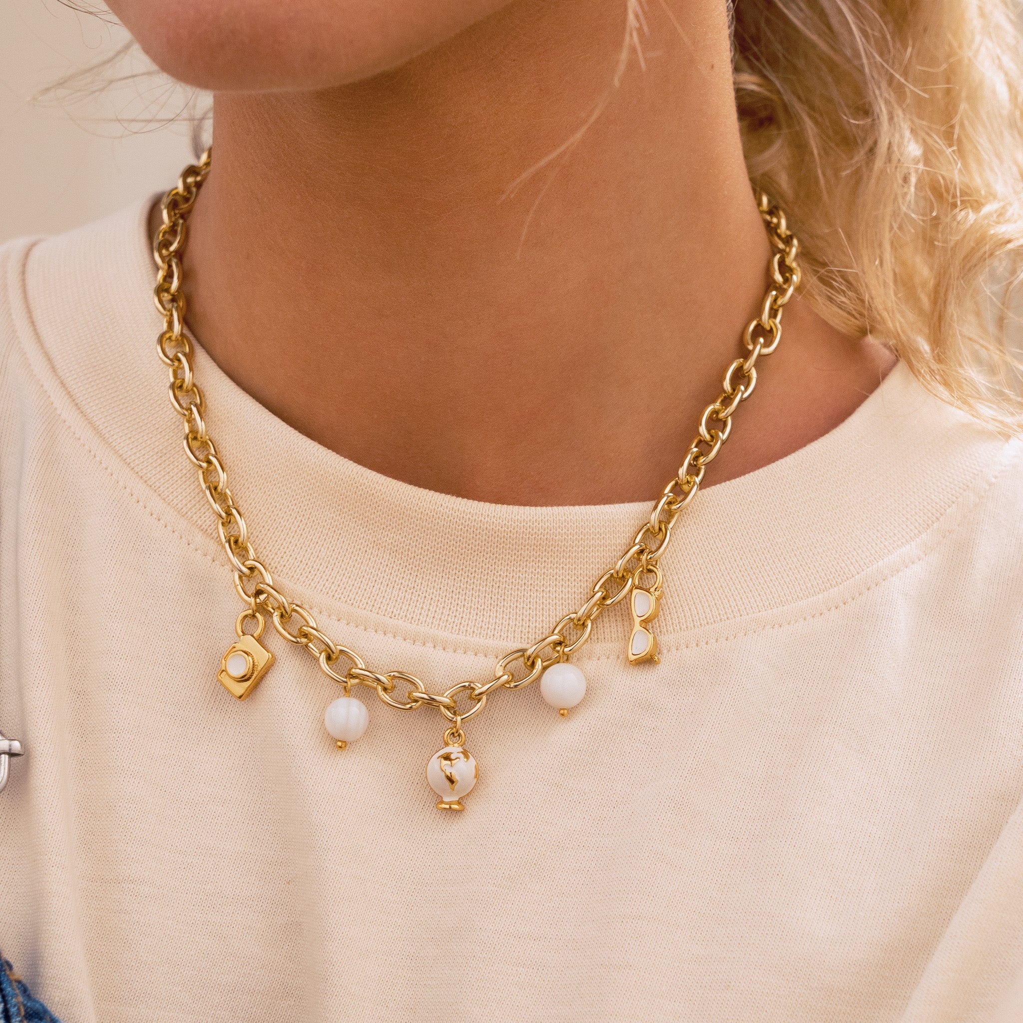 Collar con dijes surtidos