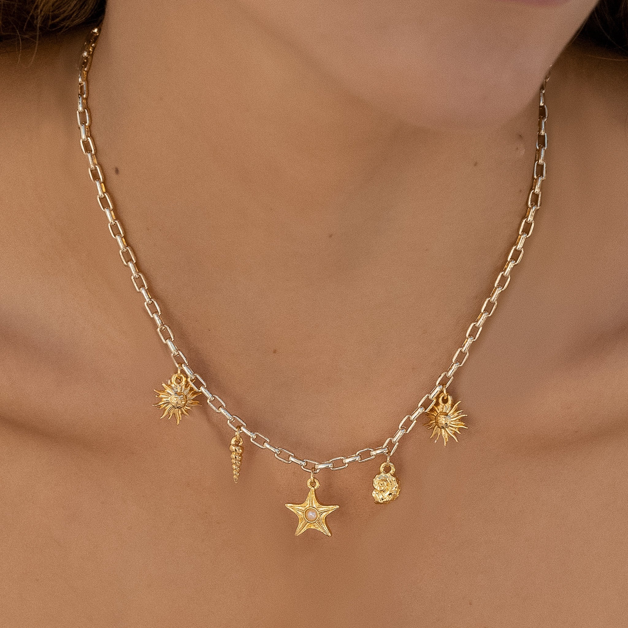 Conjunto de collar y pendientes con mini dijes