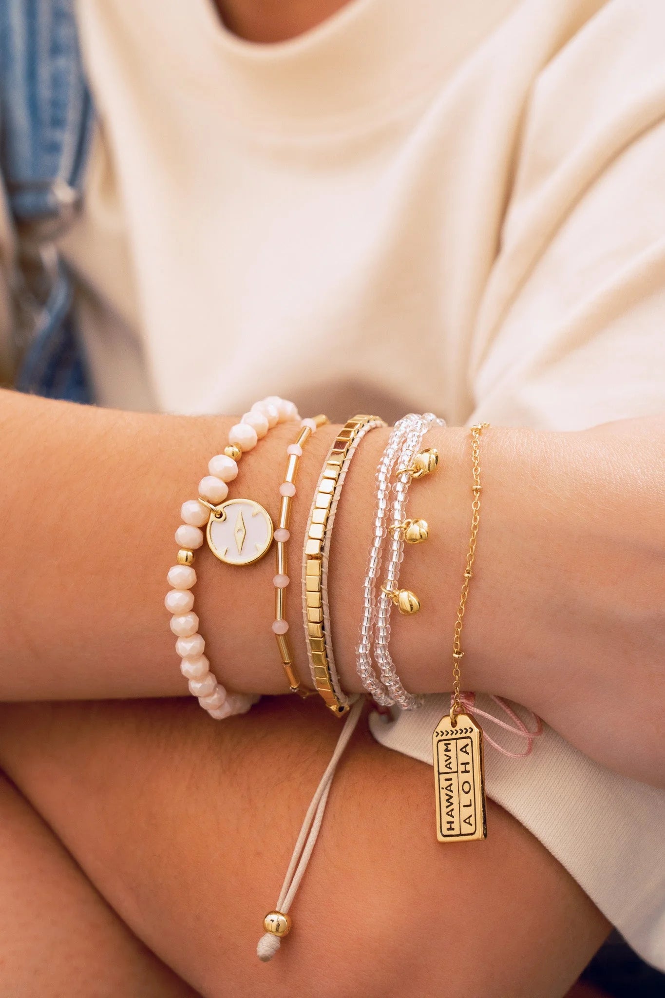 Conjunto de pulseras y pendientes con dijes surtidos