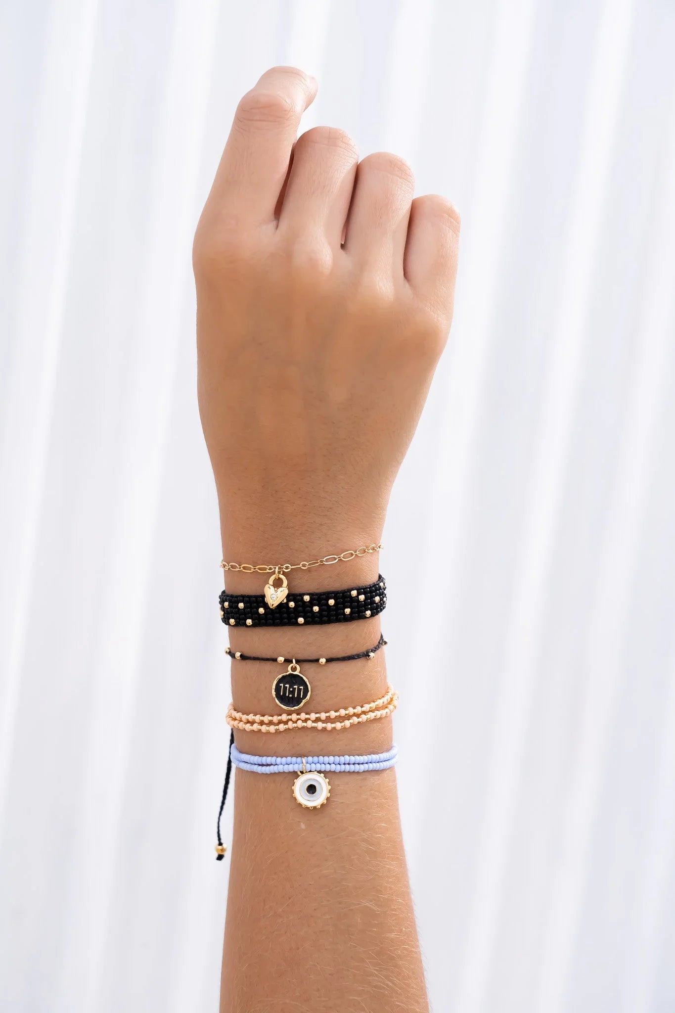 Conjunto de pulseras y pendientes con dijes surtidos