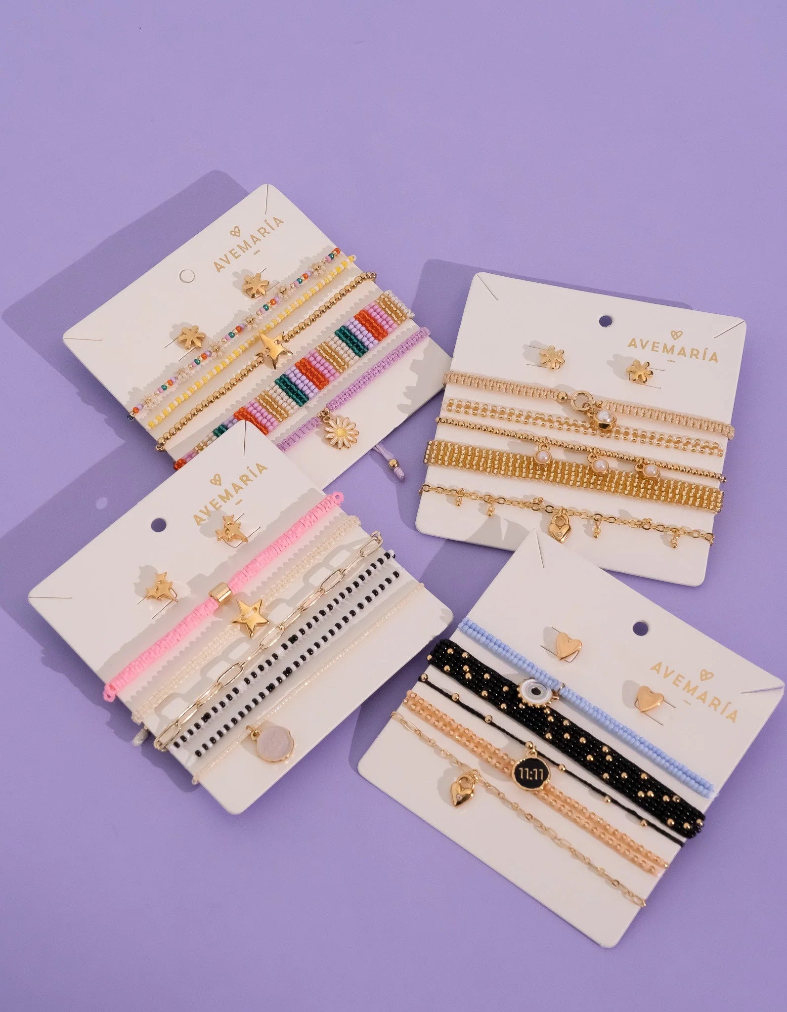 Conjunto de pulseras y pendientes con dijes surtidos