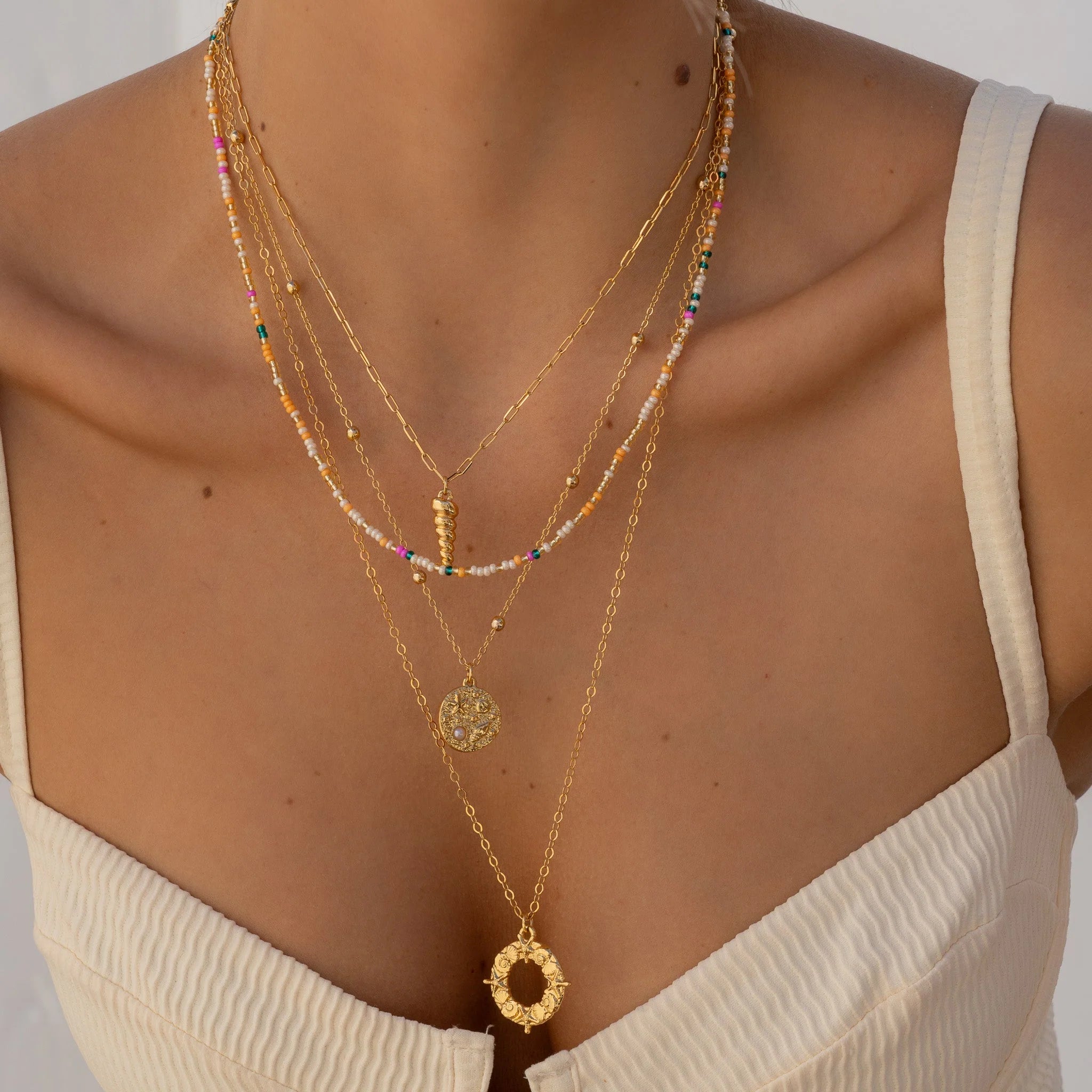 Conjunto de collar y pendientes con dije de caracol