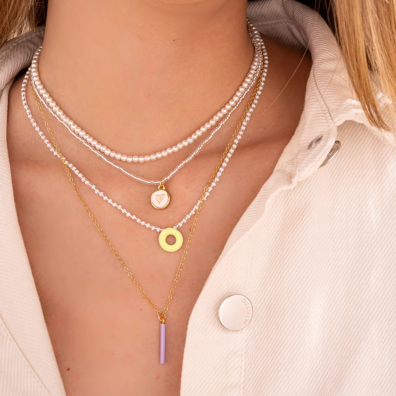 Conjunto de collar y pendientes con dijes surtidos