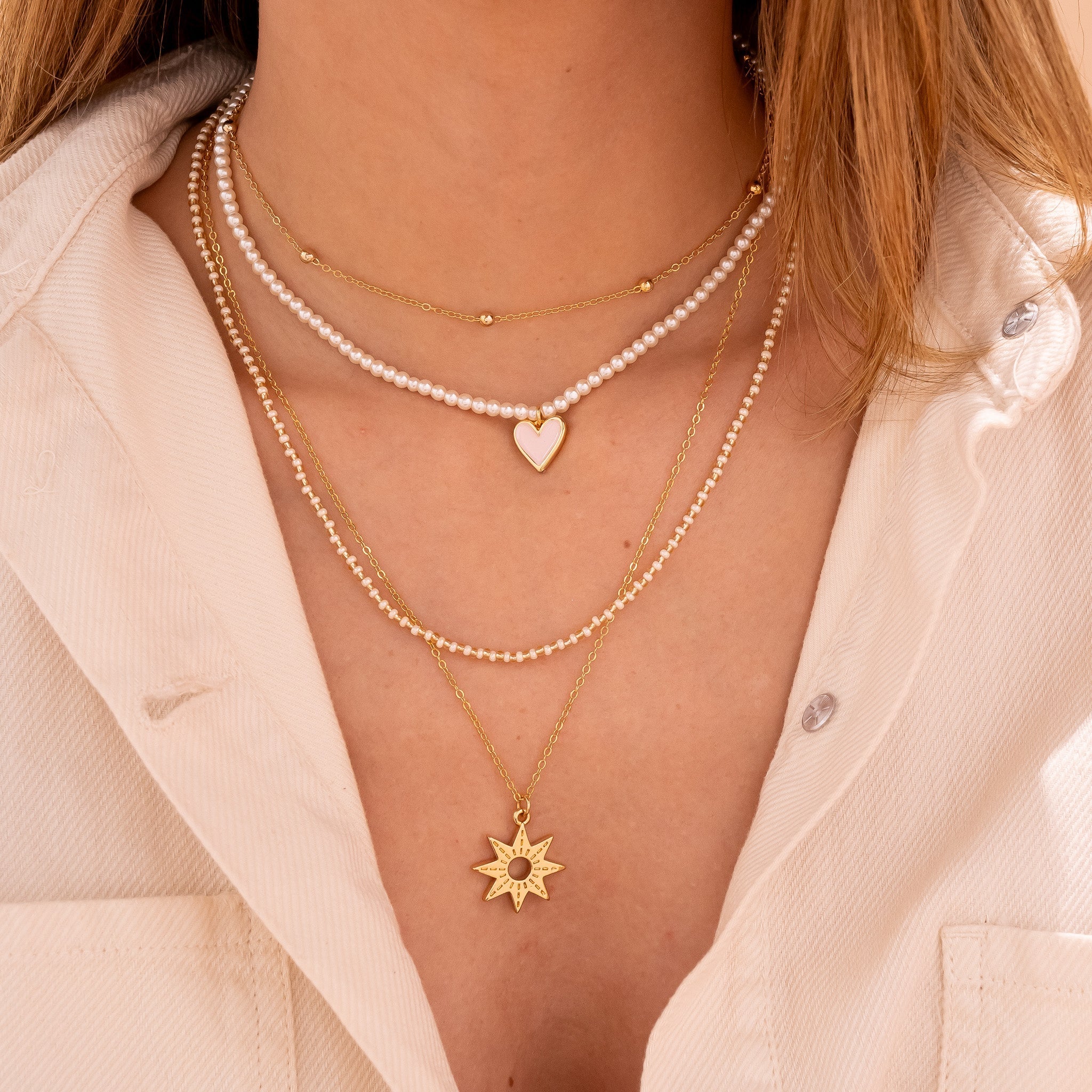 Conjunto de collar y pendientes con dijes surtidos