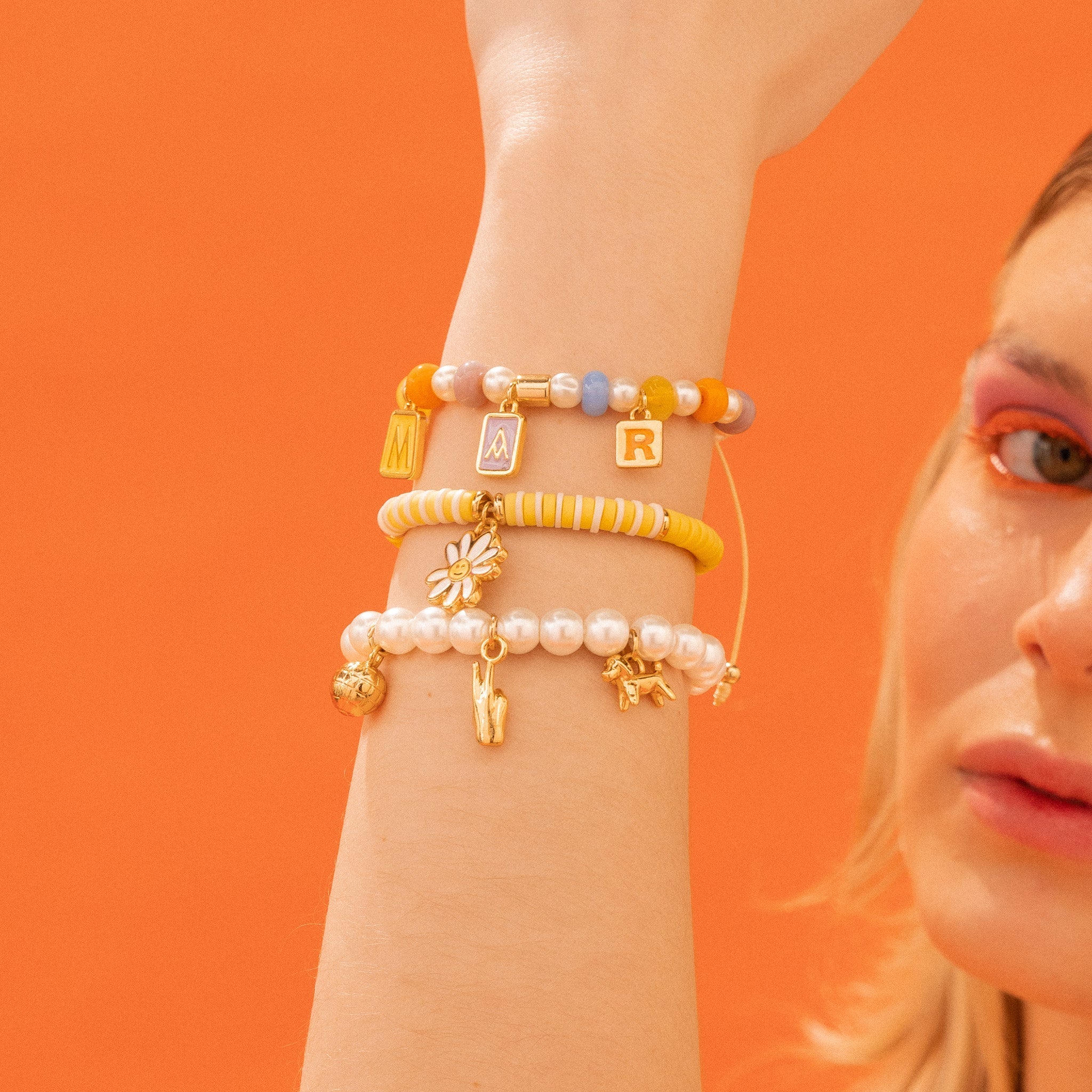 Juego de pulseras con dijes surtidos