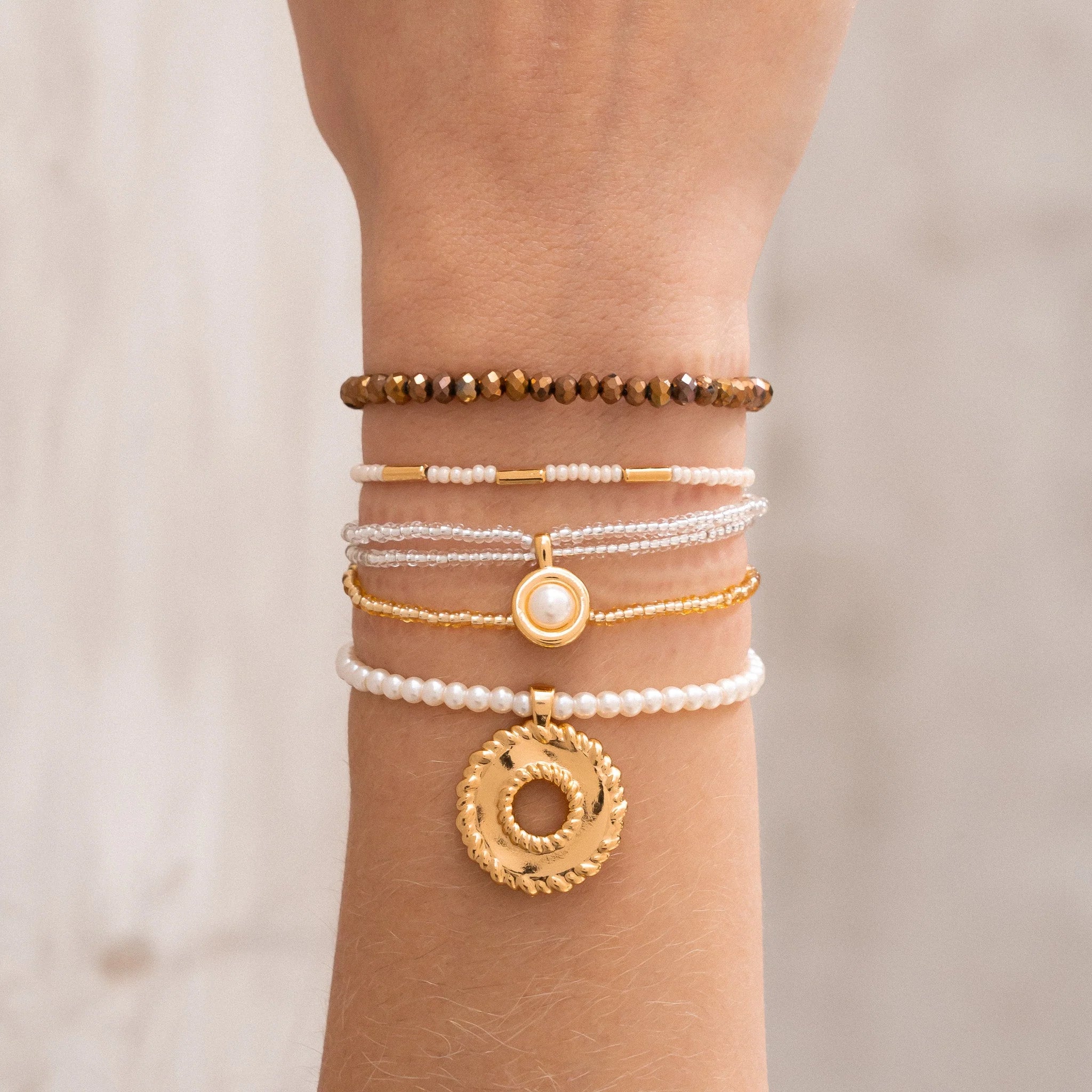 Conjunto de pulseras y pendientes con dijes surtidos