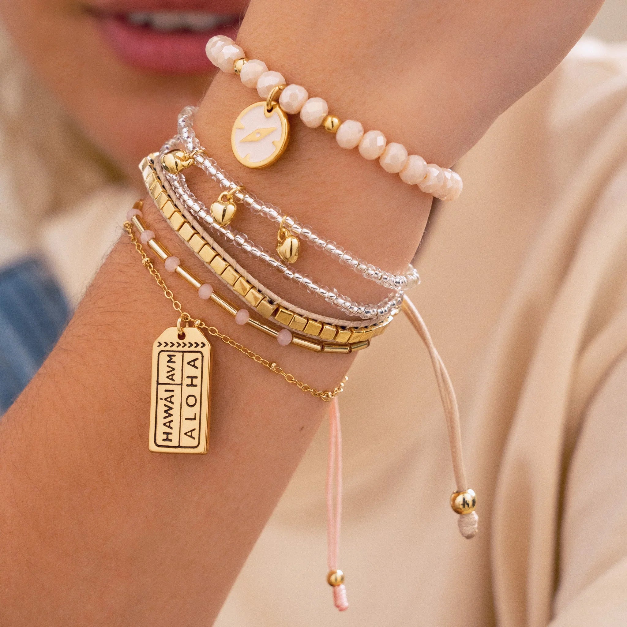 Conjunto de pulseras y pendientes con dijes surtidos