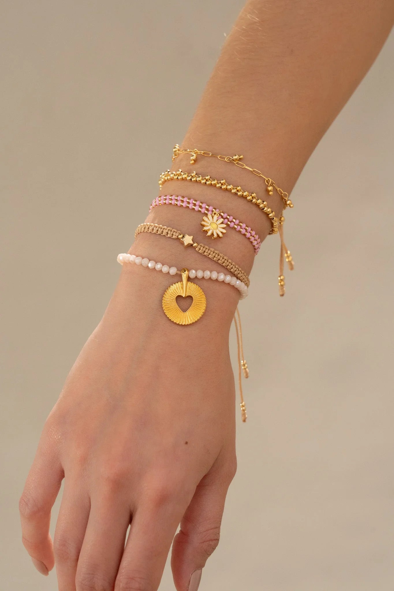 Conjunto de 5 pulseras y pendientes de corazón y margaritas