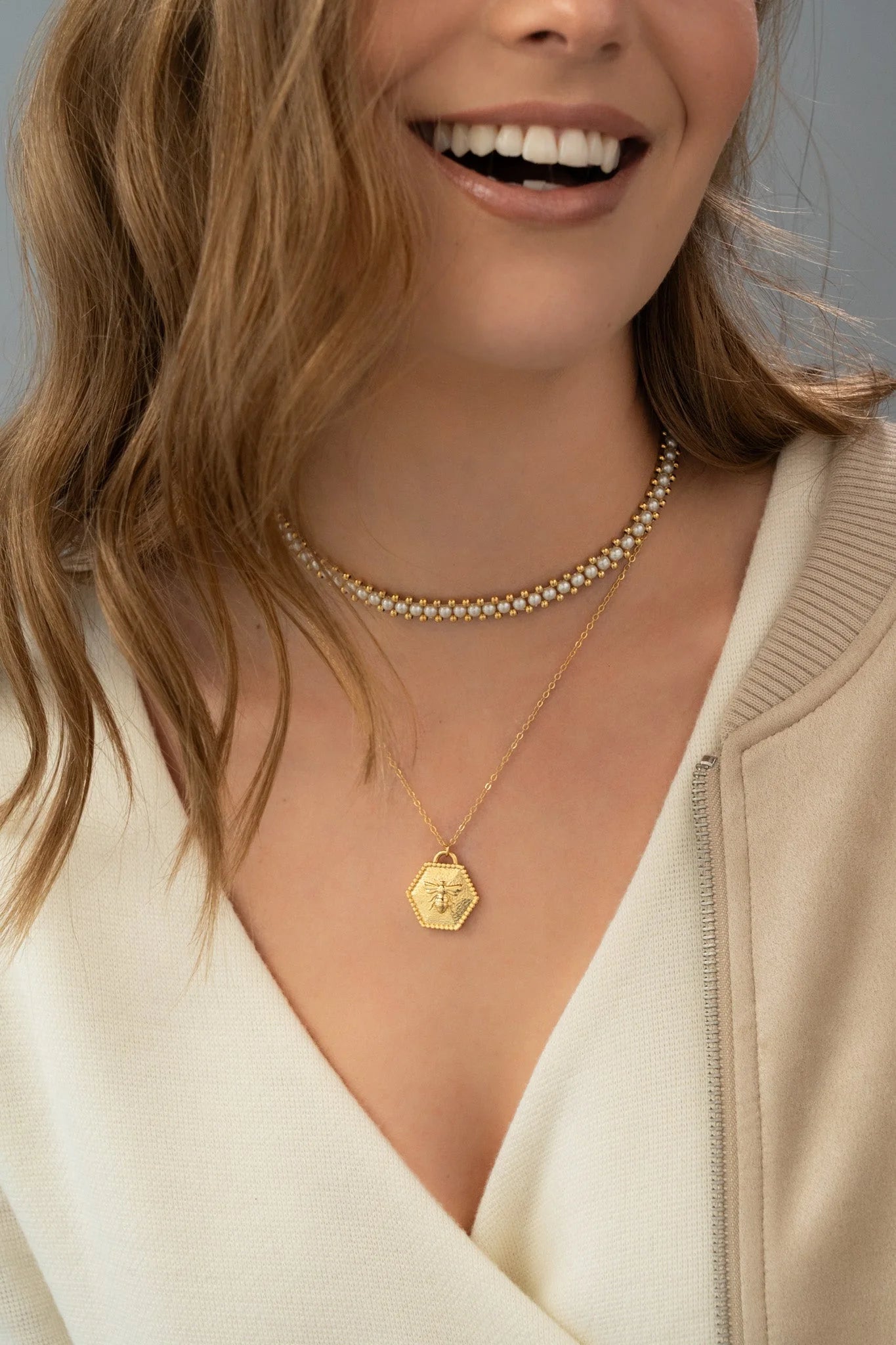 Conjunto de collar y pendientes de abeja