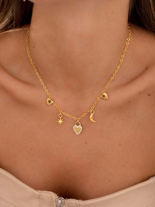 Collar y pendientes con múltiples dijes de cristal