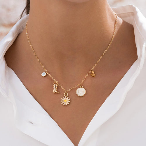 Conjunto de collar y pendientes con múltiples charms