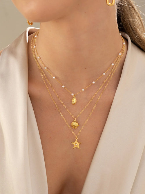 Conjunto de collar y pendientes con dijes marinos