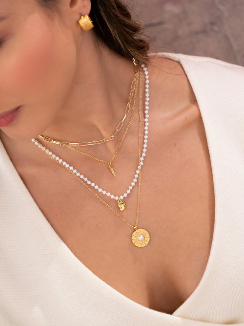 Conjunto de collar y pendientes de perlas y conchas