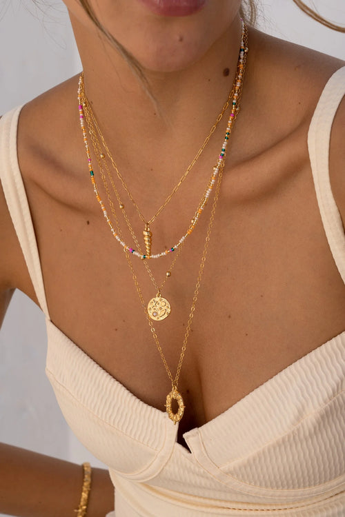 Conjunto de collar y pendientes con dije de caracol