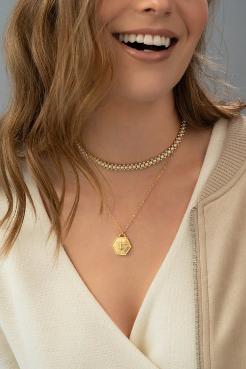 Conjunto de collar y pendientes de abeja